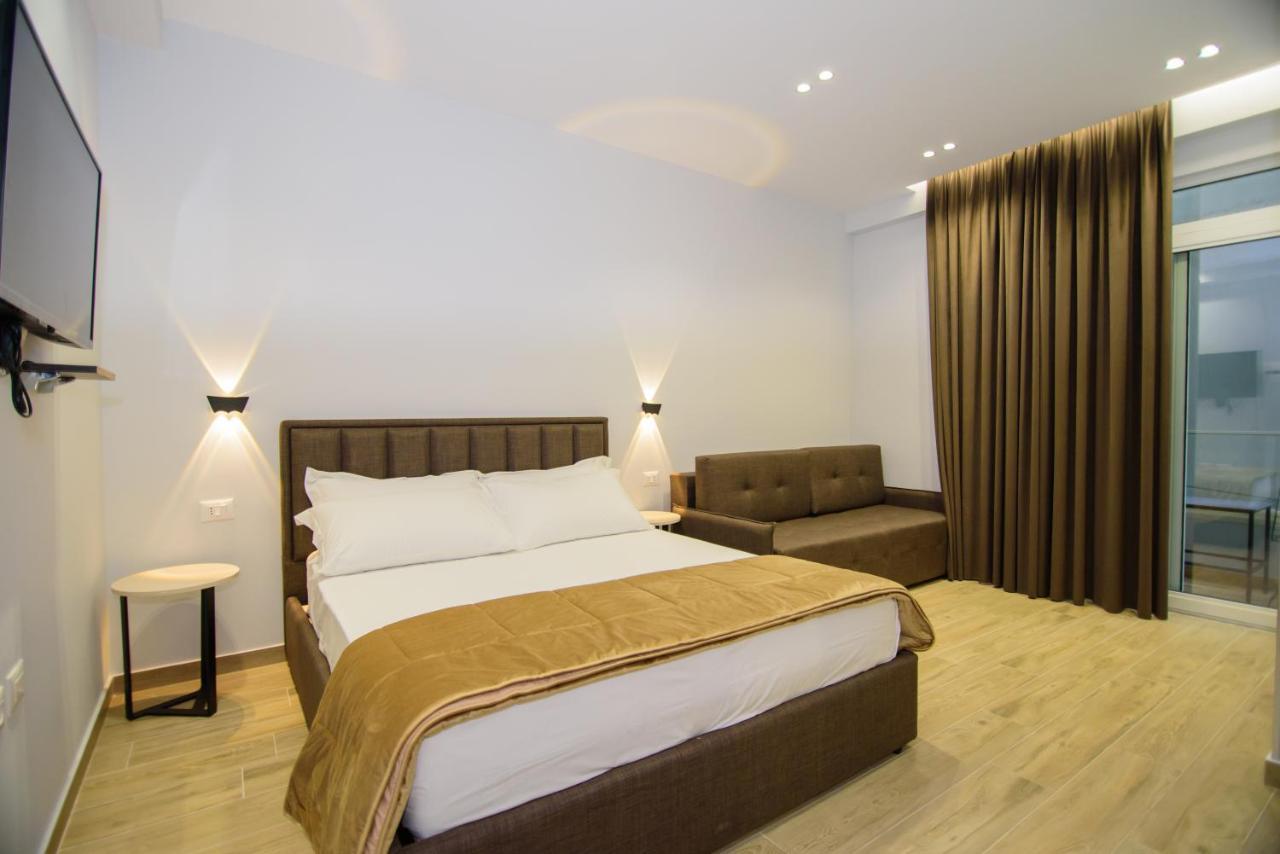 Vlorë Palm Side Hotel מראה חיצוני תמונה