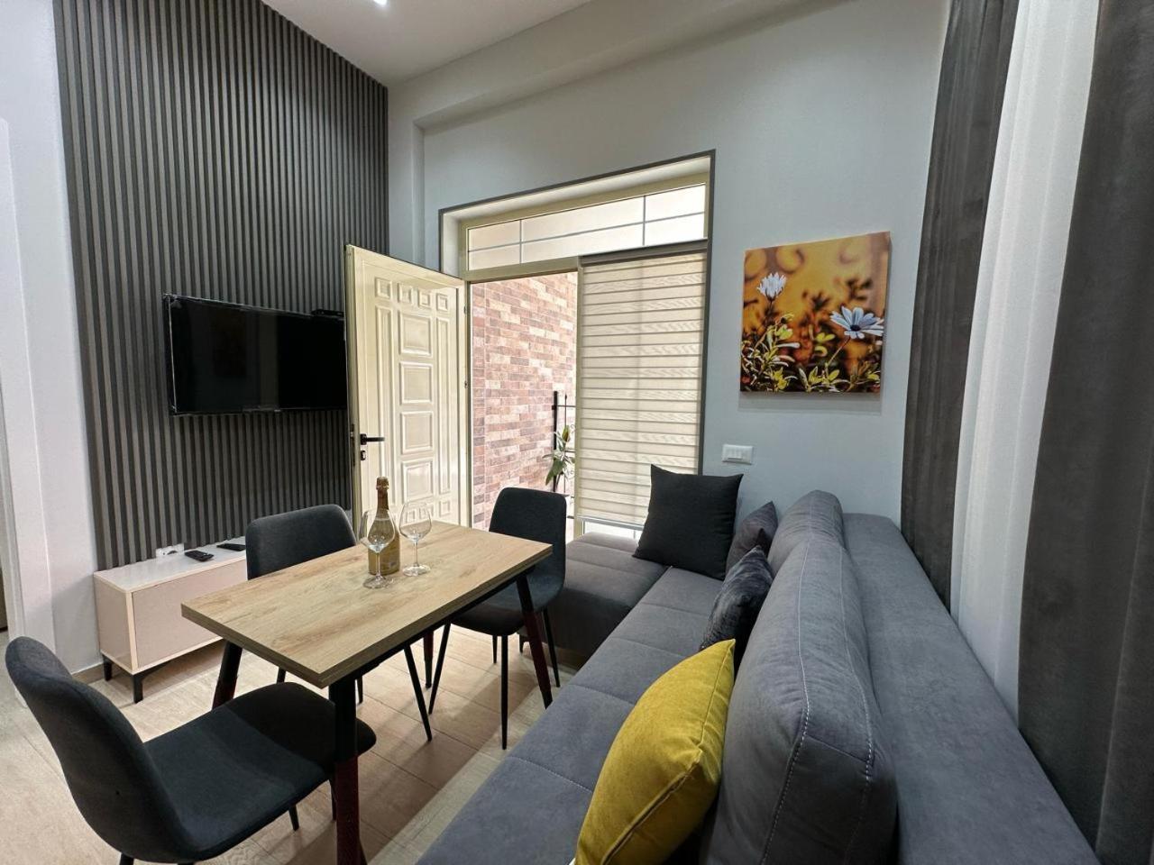 Vlorë Palm Side Hotel מראה חיצוני תמונה
